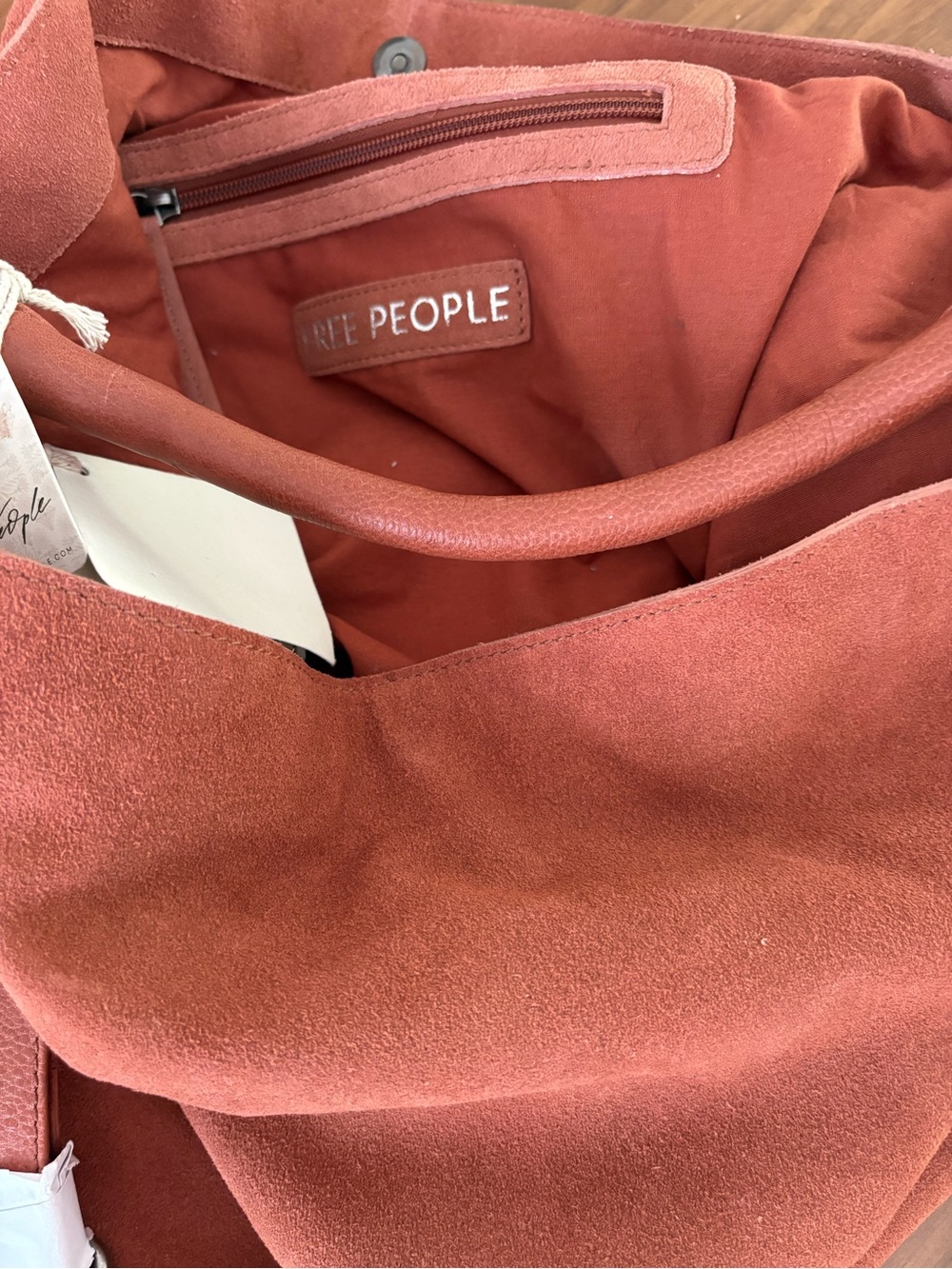 Free People Suzy Slouch leather Shoulder Bag in In between brown - Picture 7 of 8